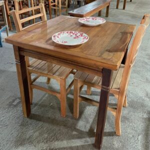 Mesa de Jantar Quadrada em Madeira 0,80m Detalhes dos Pés em Ângulo - Villa Barroco