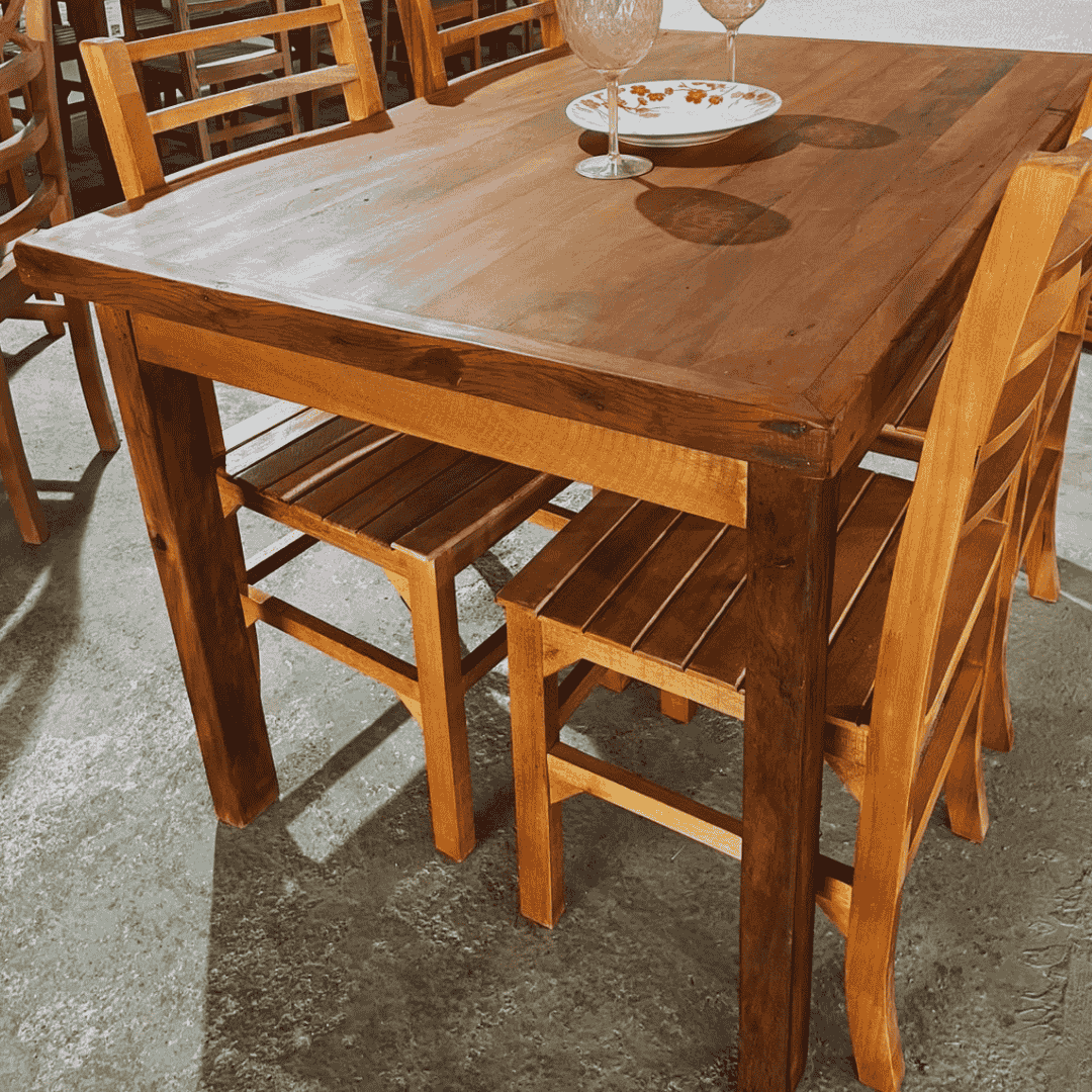 Mesa de Jantar em Madeira 4 Lugares Detalhes dos Pés Retos - Villa Barroco