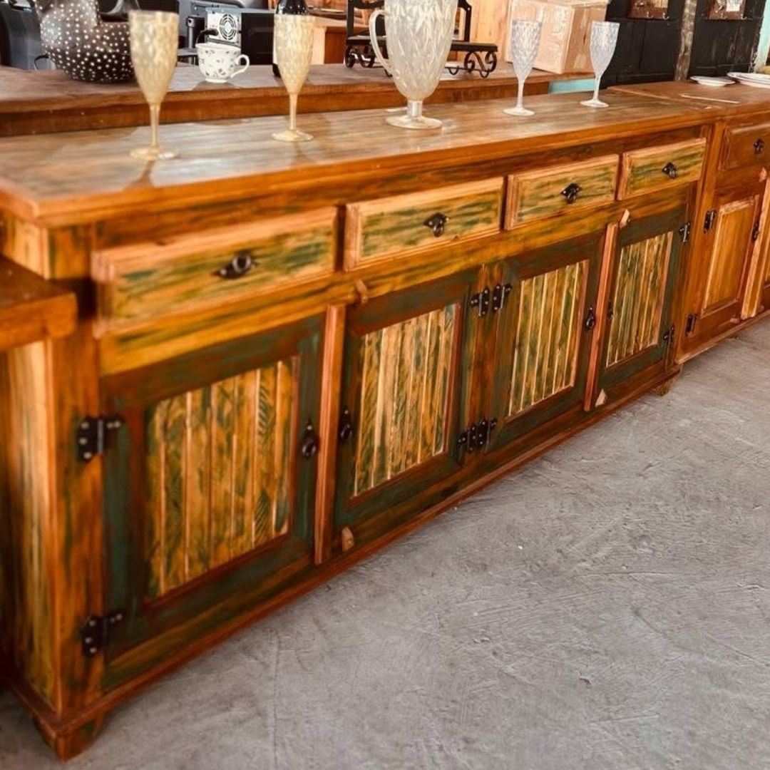 Buffet de madeira 4 portas e 4 gavetas com pátina